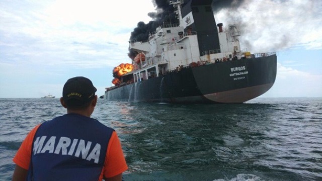 Возле Мексики горит нефтяное судно
